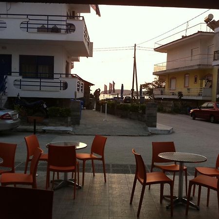 The Blue Beach Apartments Néa Péramos Eksteriør bilde